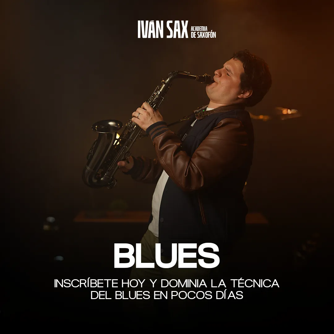 Hombre tocando el saxofón con expresión apasionada en un ambiente con iluminación cálida, promocionando un curso de blues.
