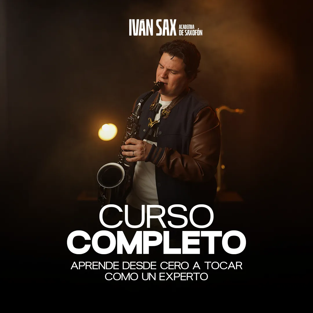 Hombre tocando el saxofón en un ambiente con iluminación cálida, promocionando un curso completo para aprender a tocar desde cero.