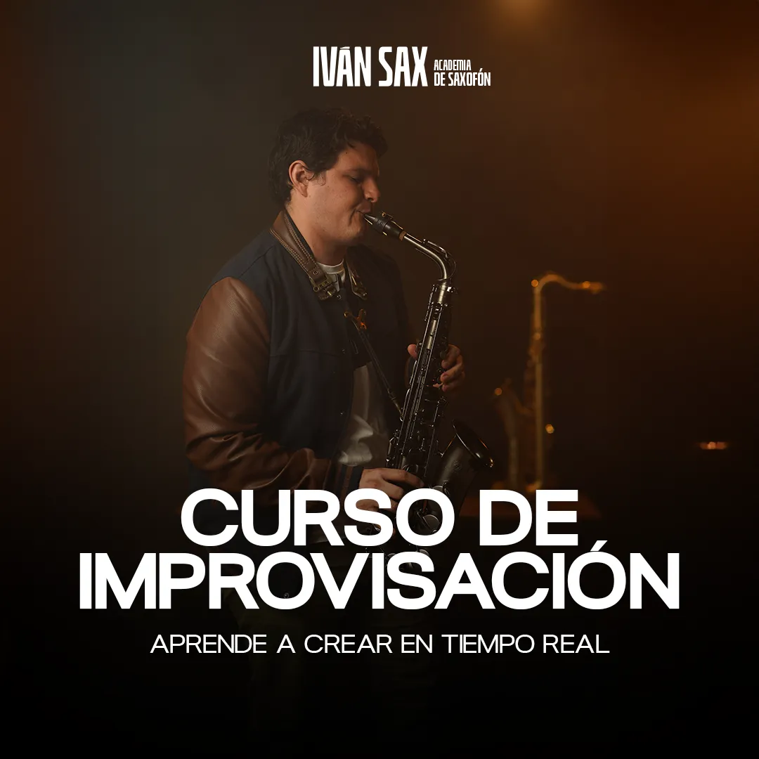 Hombre tocando el saxofón en un ambiente con luces cálidas, promocionando un curso de improvisación musical.