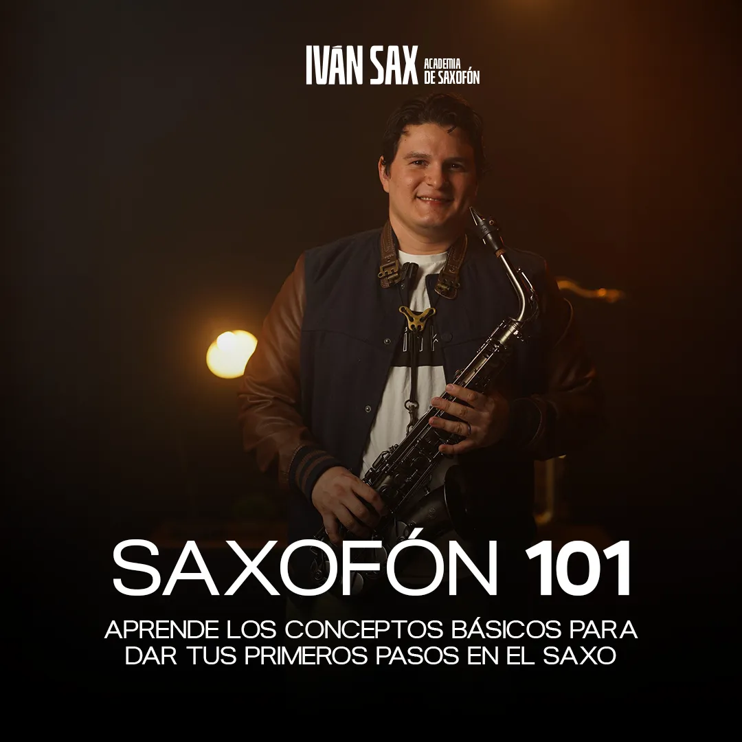 Hombre sosteniendo un saxofón con una sonrisa, promocionando un curso introductorio de saxofón.